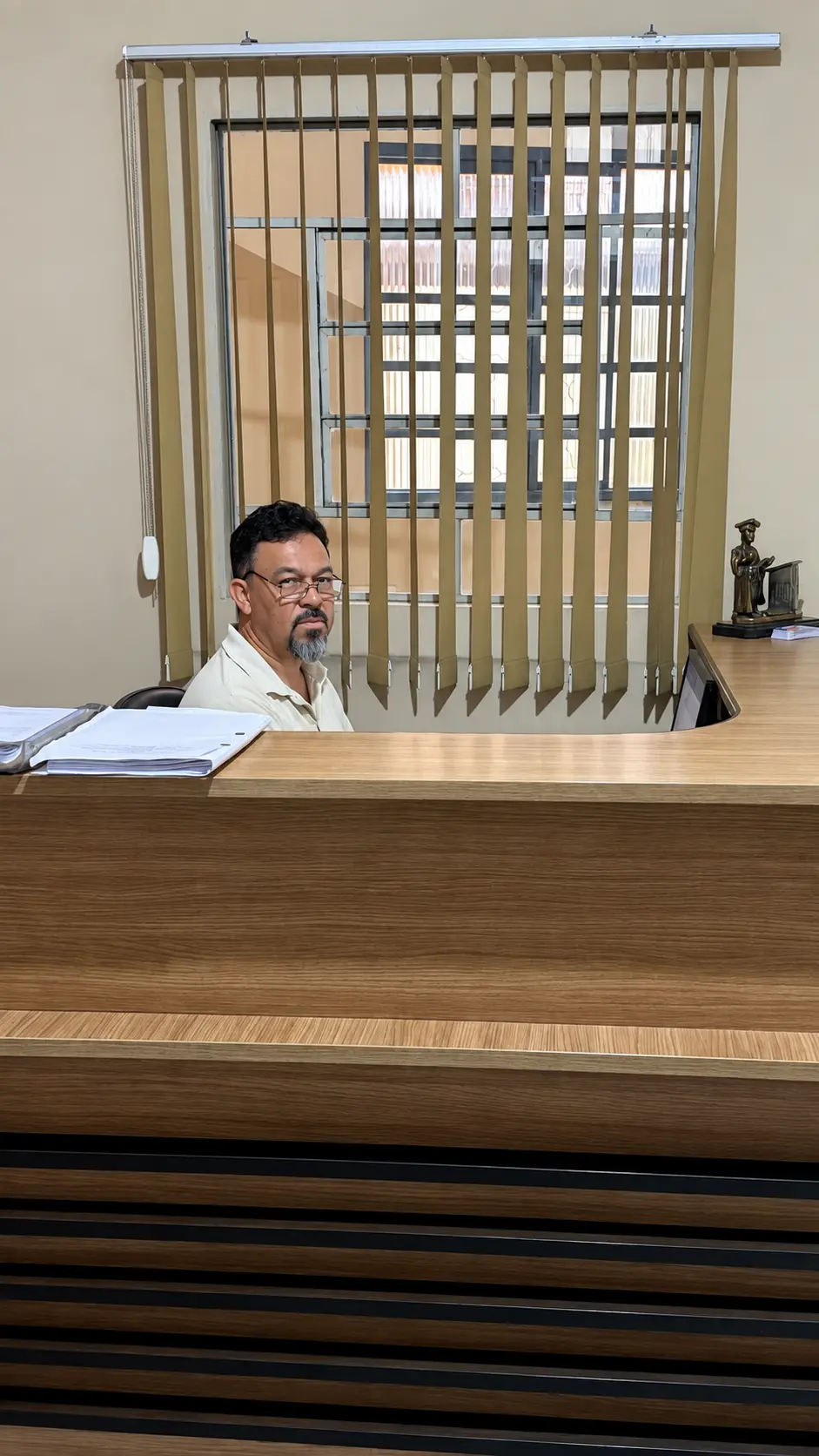 Maurico no atendimento da recepção do escritório Dr. Charles David